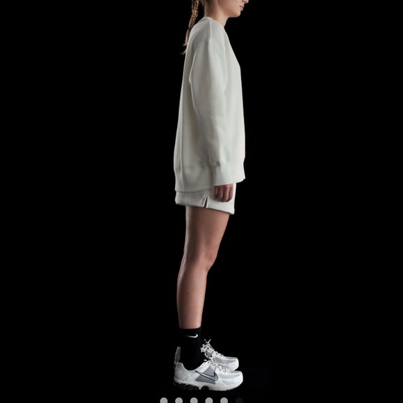 ☑️🚹Nike Men's Classic White Crewneck Sweater - Picture 9 of 17